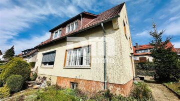 Sanierungsimmobilie in hervorragender Wohnlage mit viel Potential und Gartenbereich, 37581 Bad Gandersheim, Doppelhaushälfte